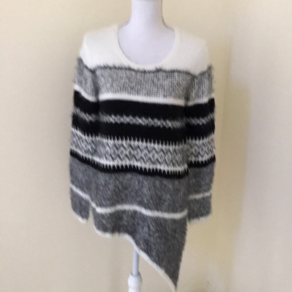NWT! OLIVER by escio white with Black Size M fuzzy sweater
